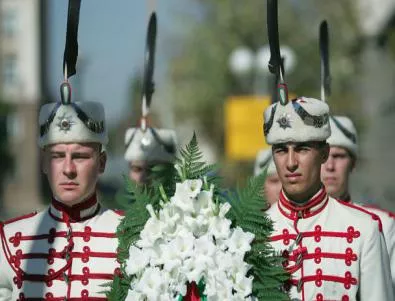 Венци и цветя пред паметника на Независимостта в София