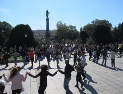 Русе отбеляза Деня на Независимостта с голямо хоро на площада 