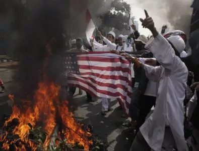 Хиляди в Нигерия горят американски знамена и зоват за смърт