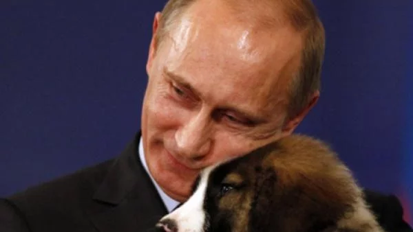 Путин подари на Уго Чавес "кучето на Сталин"