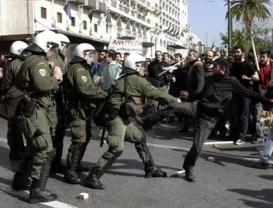 Сблъсъци между полиция и протестиращи в Атина