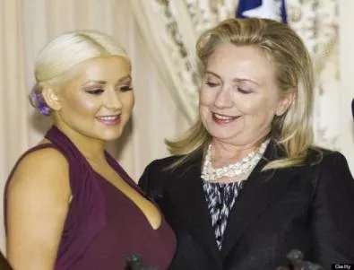 Хилари Клинтън зяпа гърдите на Кристина Агилера 