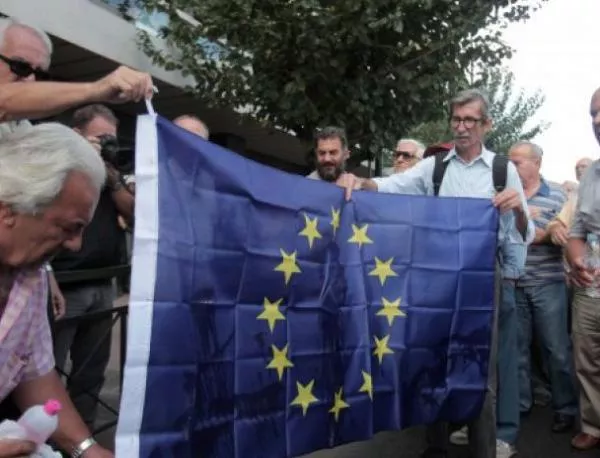 Гръцки пенсионери изгориха знамето на ЕС