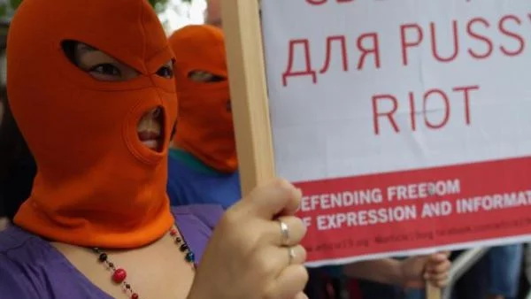 Пуси Райът се извиняват, но не се признават за виновни