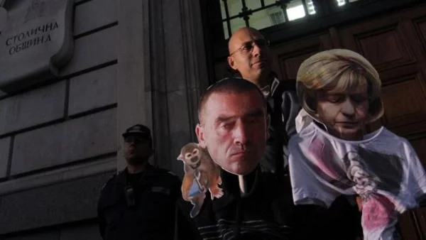 Театър с чучела на Фандъкова и Тошев забавлява протестиращи