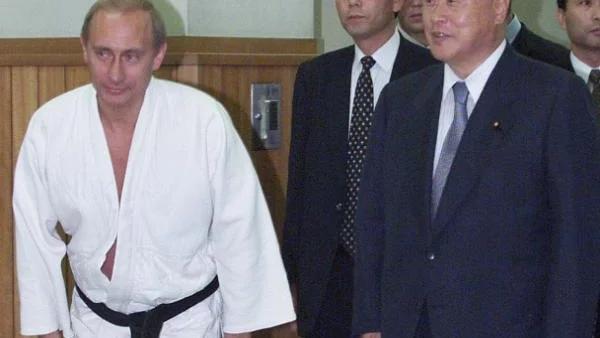 Путин вече е горд притежател на осми дан в джудото