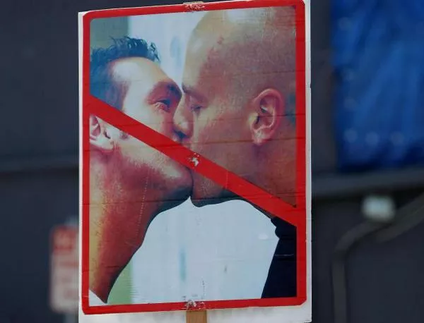 Маскирани руснаци потрошиха гей бар в Москва 