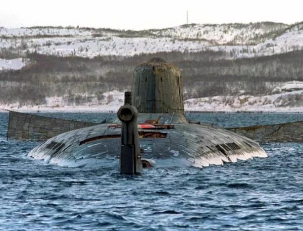 Ракетен крайцер и атомна подводница се сблъскаха край САЩ