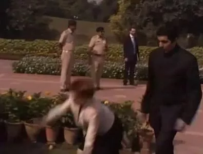 Австралийският премиер с атрактивен плонж в Индия (Видео)