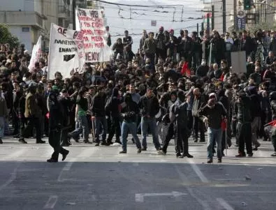 Атинските протести взеха жертва