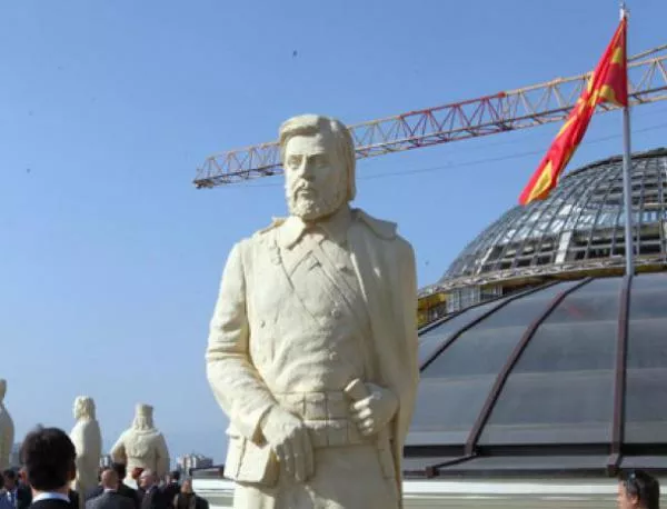 Статуя на кап. Борис Сарафов на покрива на македонското МВнР