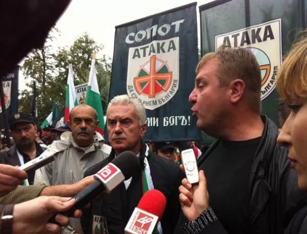 Националисти заграждат съда в Пазарджик