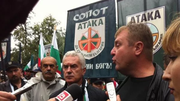Националисти заграждат съда в Пазарджик