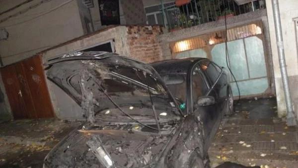 Запалиха лек автомобил в Благоевград с коктейл "Молотов"