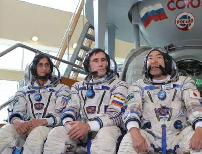 Трима космонавти от МКС пътуват към Земята