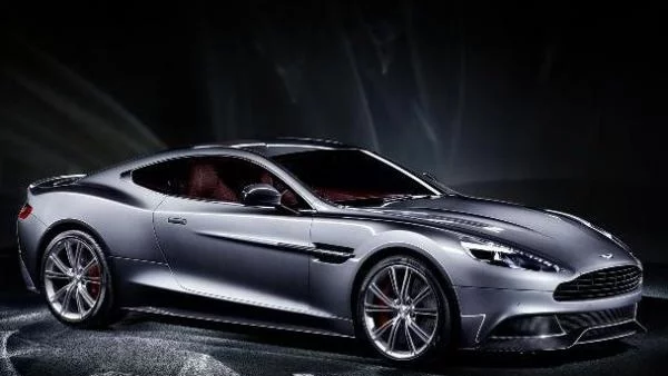 Aston Vanquish на почетна обиколка