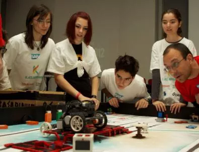 Деца помагат на хората от третата възраст на състезание по роботика