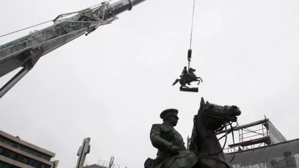 Цар Освободител отново застава в центъра на София (видео)