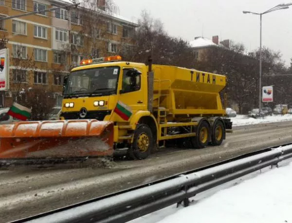 120 снегопочистващи машини работят в София 