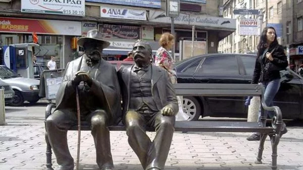 И паметникът на Петко и Пенчо Славейкови осквернен (видео)