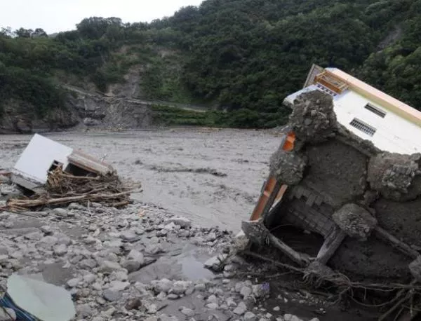 Повече от 500 души в неизвестност след тайфуна "Бофа"