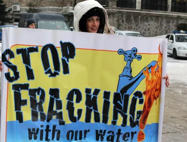 Chevron опитва да заобиколи забраната за шистовия газ, казват протестиращи (видео)