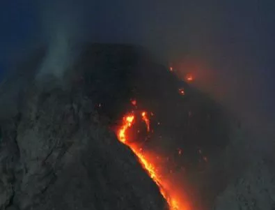 Вулкан в Русия бълва хиляди тонове лава в секунда