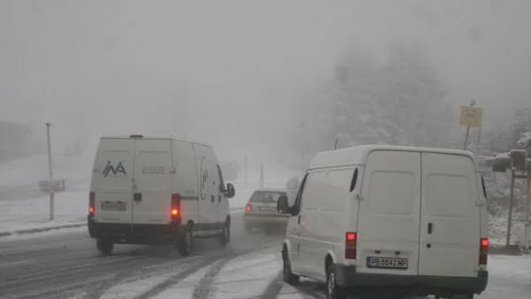 Втори ден оранжев код за снеговалежи и бурен вятър