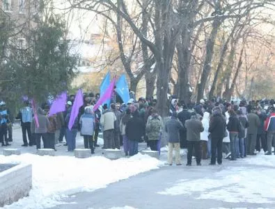 Продължава стачката на работниците от ВМЗ-Сопот