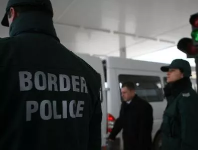 Нелегални емигранти са спасени от премръзване от служители на 