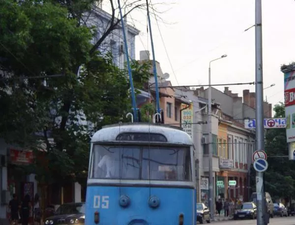 Паднал захранващ прът на тролейбус рани двама в Стара Загора