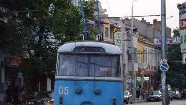 Паднал захранващ прът на тролейбус рани двама в Стара Загора