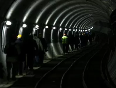 Китай пусна метро под река 