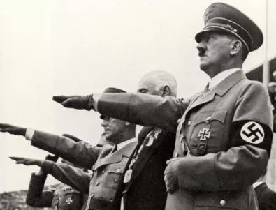 Статуя на Хитлер се появи във Варшава 