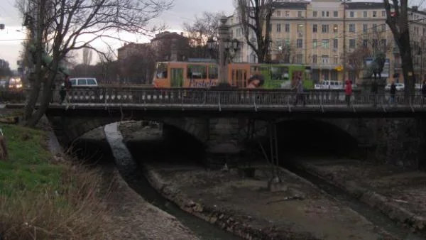 Лъвов мост започва да прилича на кадър от апокалиптичен филм