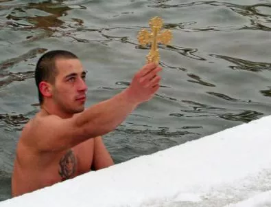 Богоявление в България: Жени и чужденец се хвърлиха за кръста, в Благоевград решиха с фотофиниш
