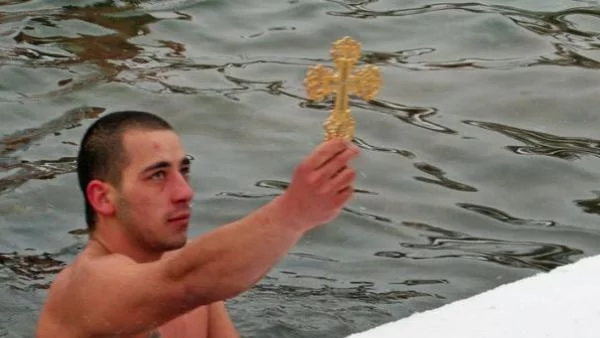 Богоявление в България: Жени и чужденец се хвърлиха за кръста, в Благоевград решиха с фотофиниш