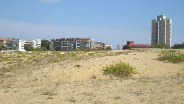 Доклад от 2007 година сочи, че имотът в Несебър е съставен от дюни
