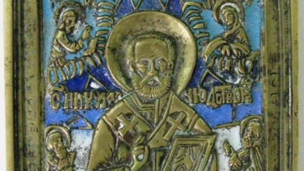 Човек взема със себе си пътните икони на дълъг път 