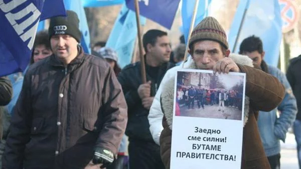 Работниците във ВМЗ-Сопот продължават стачката