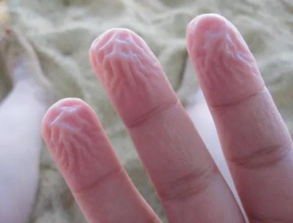 Откриха защо пръстите се сбръчкват от водата