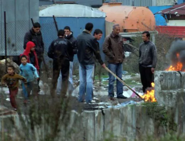 Франция покани наши представители в инспекциите на ромски лагери
