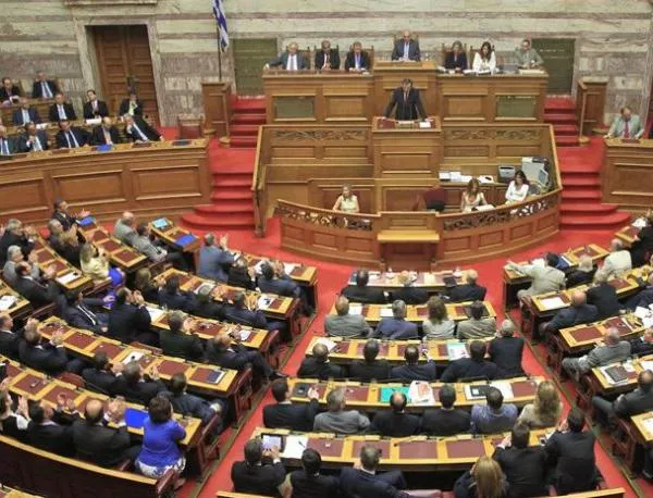 Гръцкият парламент гласува повишаване на данъците