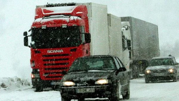 Зимни пътища в страната