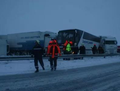 100 автомобила и камиона се сблъскаха в Швеция