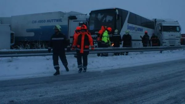 100 автомобила и камиона се сблъскаха в Швеция