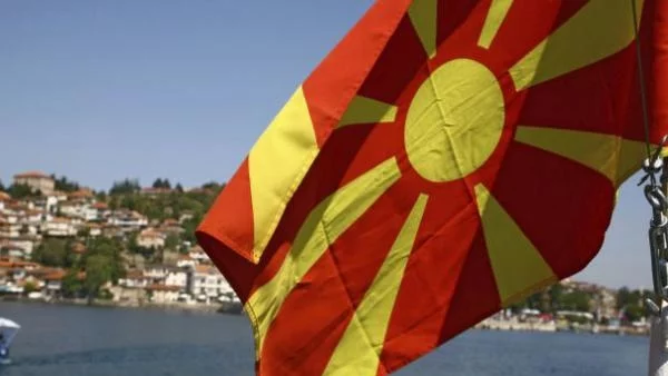 Димитър Стоянов ще поиска да спрат европейските средства за Македония