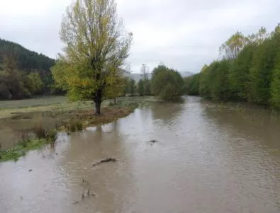 Южна България в страх от дъждовете: Бедствено положение в Неделино, язовир 