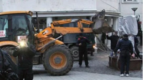 Сръбската жандармерия събори албанския паметник в Прешево