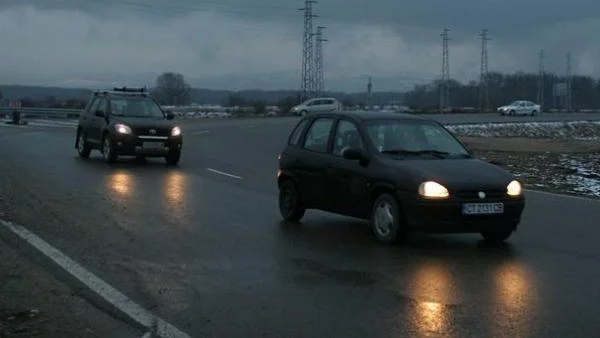 Пътищата са мокри и заснежени
